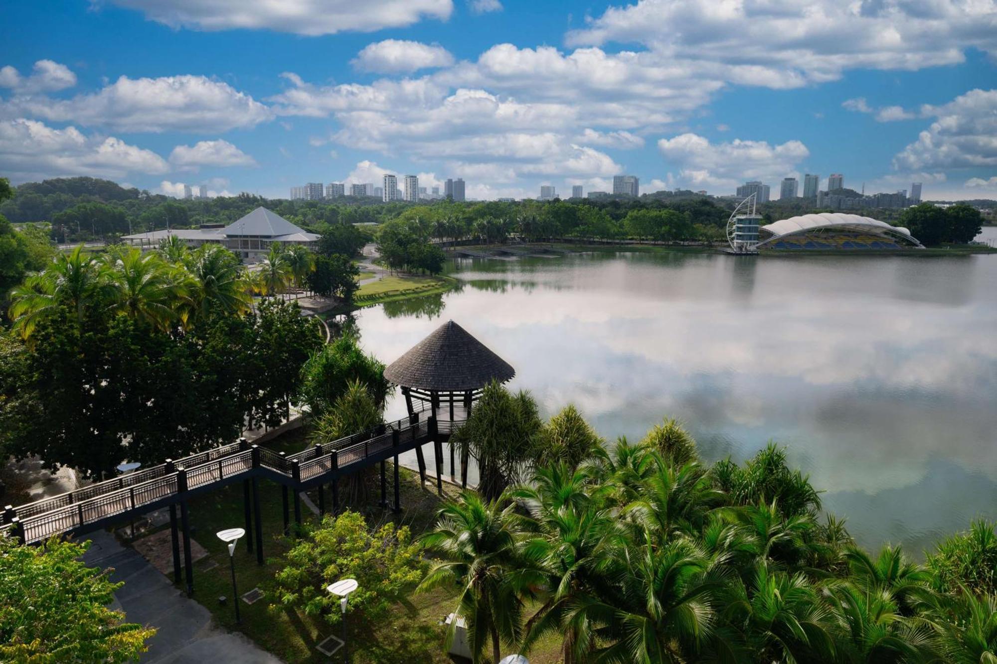 Doubletree By Hilton Putrajaya Lakeside Exterior photo